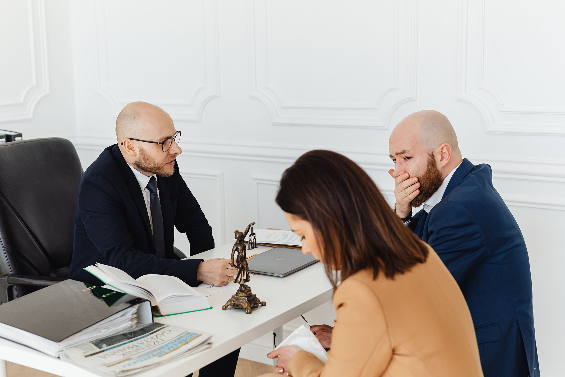 Dog bite victim meeting with an attorney for a free consultation